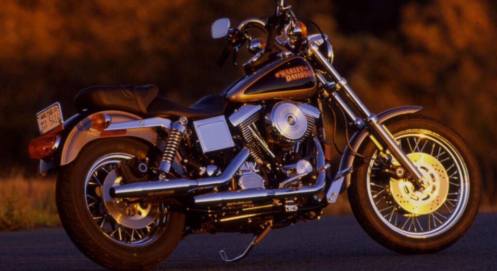 Harley-Davidson Dyna 1997 preta parado de lado.