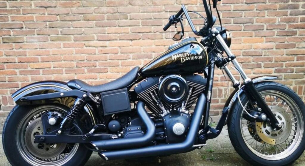 Harley-Davidson Dyna 1999 preta de lado.