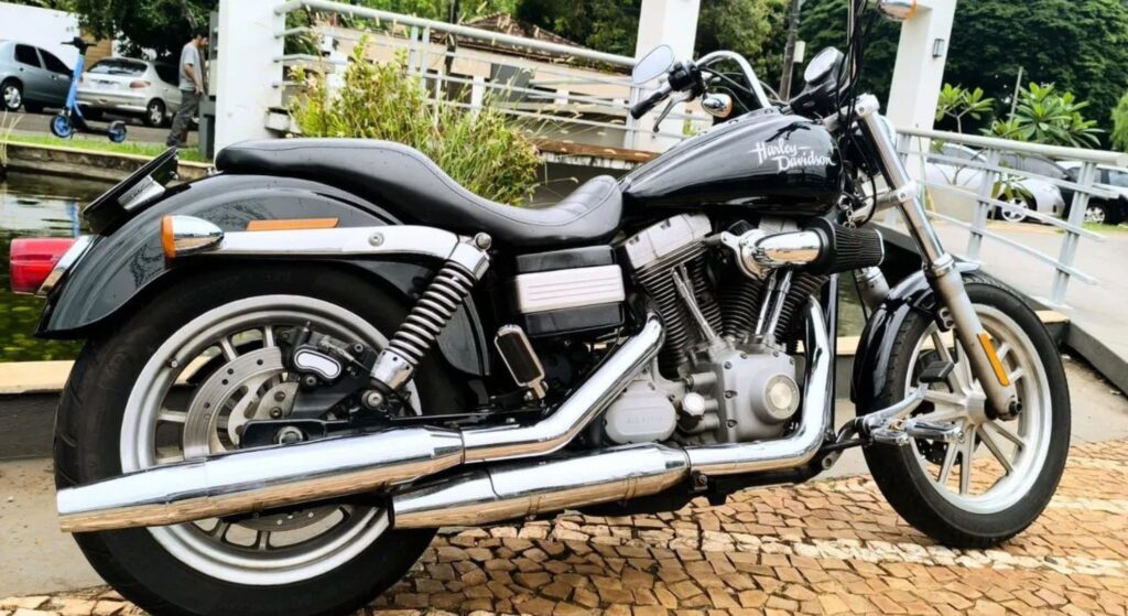 Harley-Davidson Dyna 2008 preta de lado.