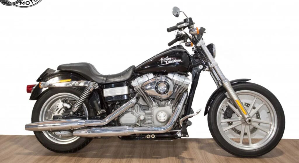 Harley-Davidson Dyna 2009 preta de lado.