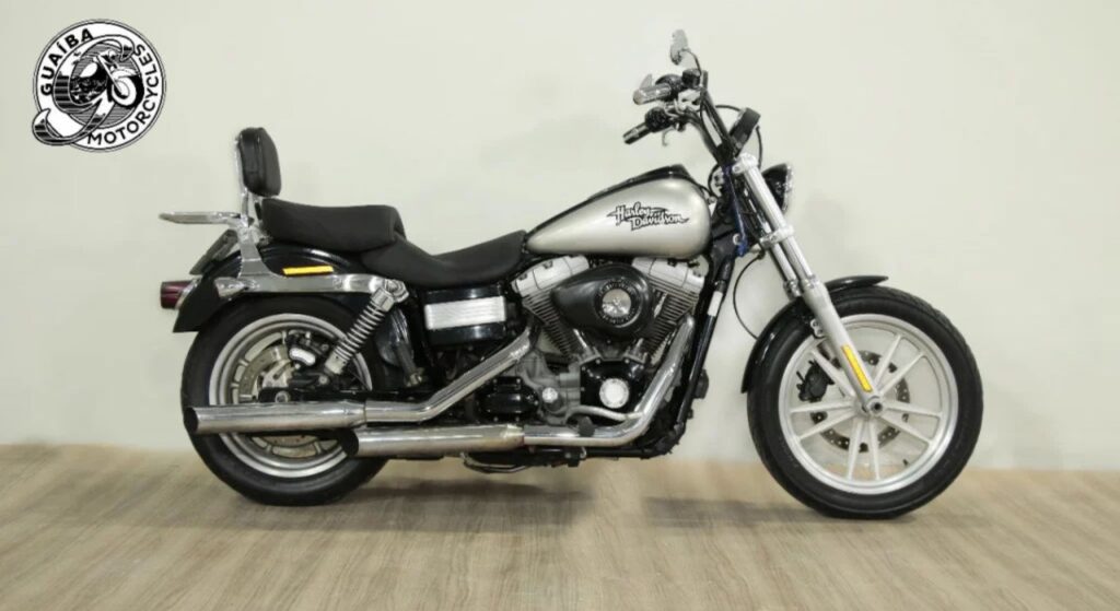 Harley-Davidson Dyna 2010 preta de lado.