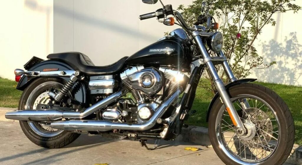 Harley-Davidson Dyna 2011 preta parado de lado.