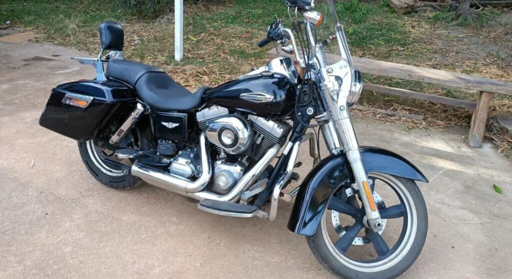Harley-Davidson Dyna 2014 preta de lado.