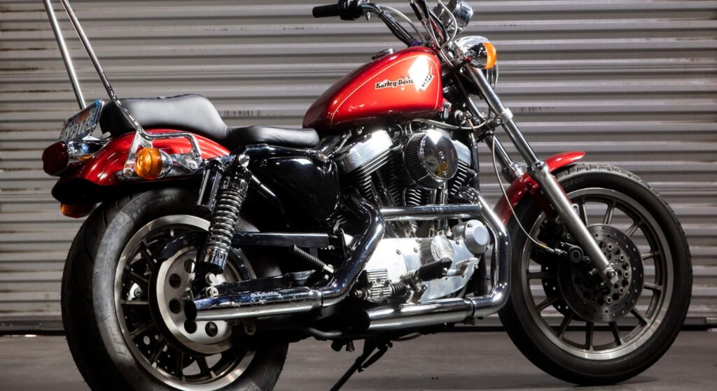 Harley-Davidson EG 1996 vermelha parada de costas.