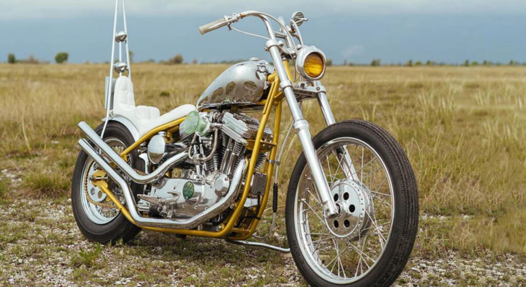 Harley-Davidson EG 1997 branco parado na diagonal.