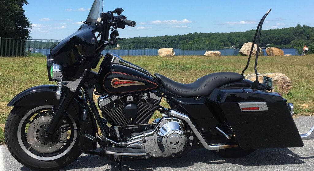 Harley-Davidson Electra Glide 1995 preta de lado.