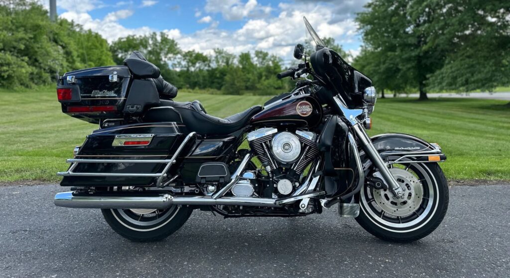 Harley-Davidson Electra Glide 1996 preta de lado.