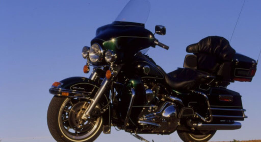 Harley-Davidson Electra Glide 1997 preta na diagonal.