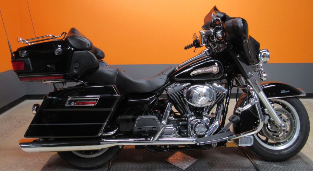 Harley-Davidson Electra Glide 2006 preta parado de lado.