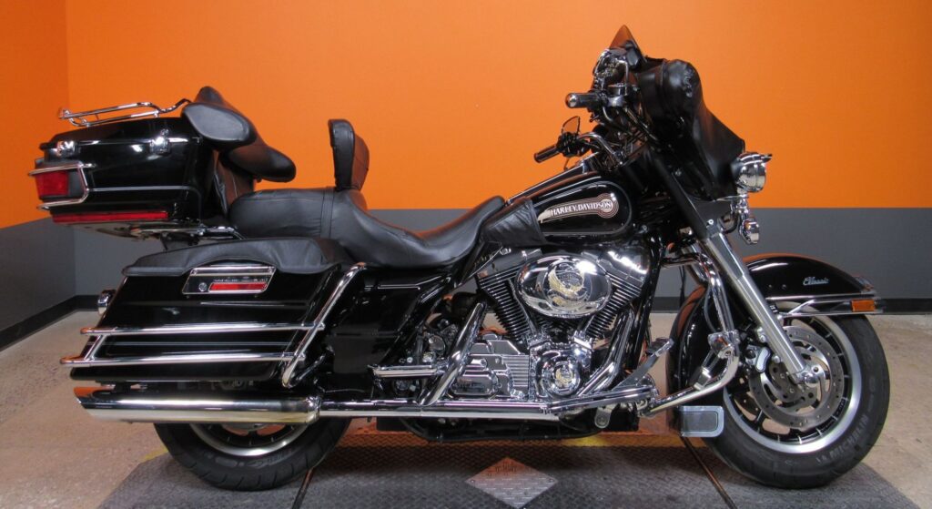 Harley-Davidson Electra Glide 2007 preta parado de lado.