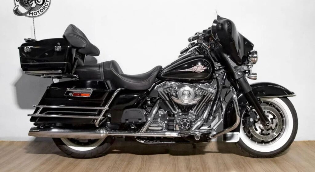 Harley-Davidson Electra Glide 2008 preta parada de lado.