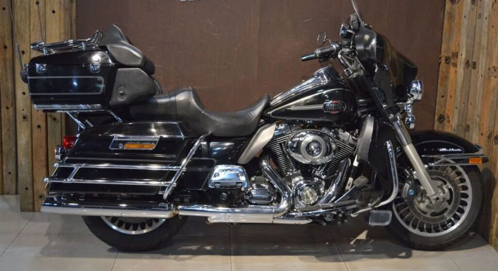 Harley-Davidson Electra Glide 2010 preta de lado.