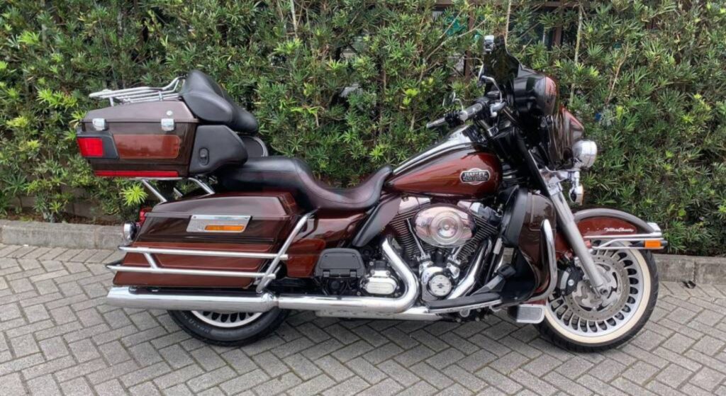 Harley-Davidson Electra Glide 2011 marrom de lado.