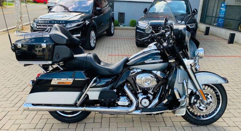 Harley-Davidson Electra Glide 2012 preta de lado.