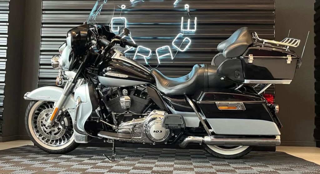 Harley-Davidson Electra Glide 2013 preta de lado.