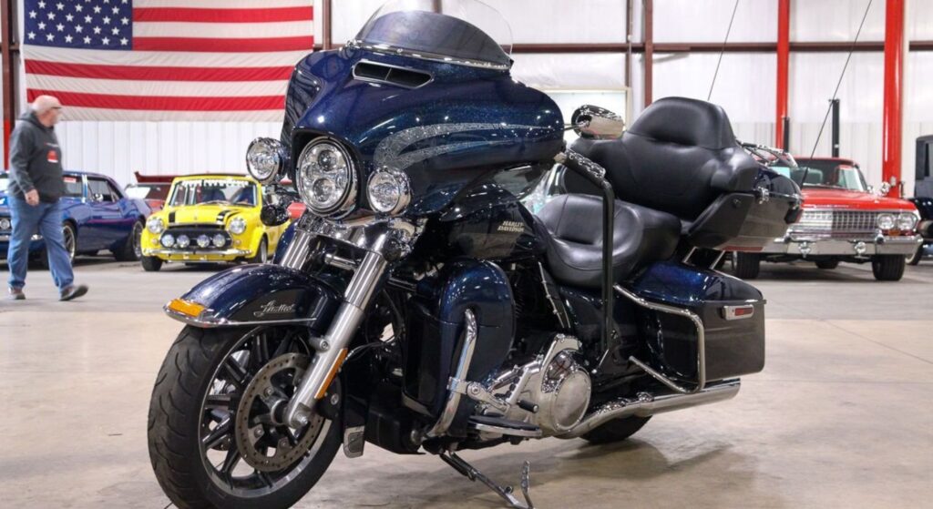 Harley-Davidson Electra Glide 2016 azul parada na diagonal.