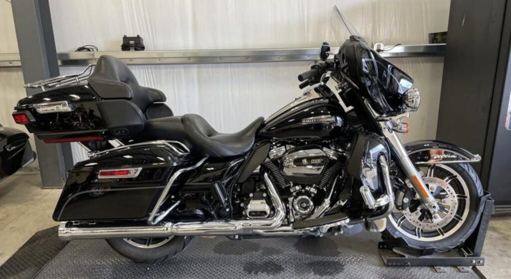 Harley-Davidson Electra Glide 2017 preta de lado.