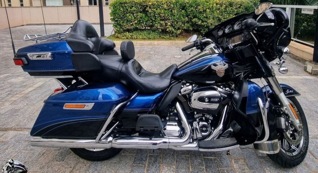 Harley-Davidson Electra Glide 2018 azul de lado.