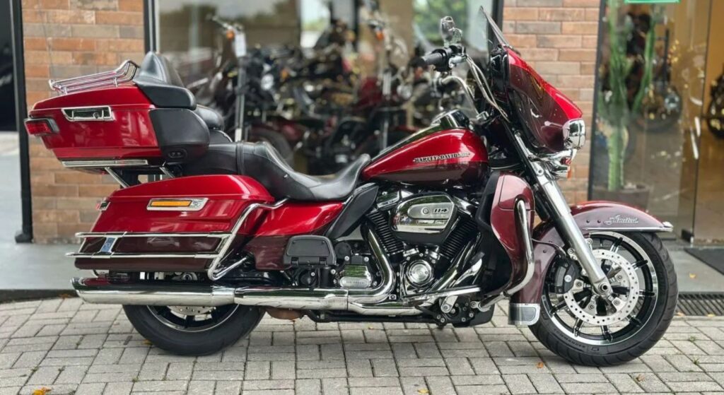 Harley-Davidson Electra Glide 2019 vermelha parada de lado.