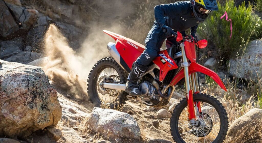 Honda CRF 450 RX 2021 vermelha em velocidade