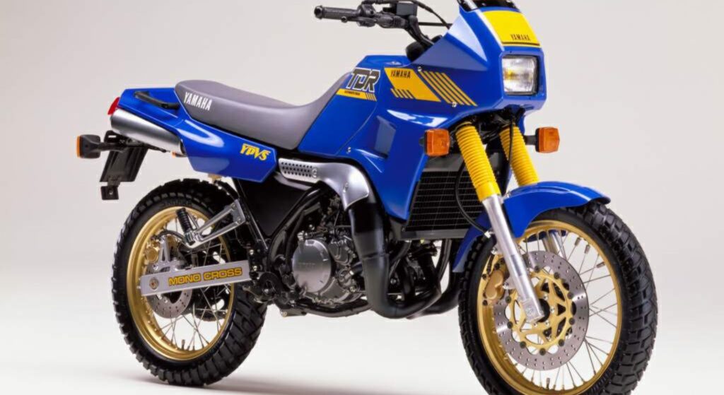 Honda DOMINATOR 650 1992 azul de lado.