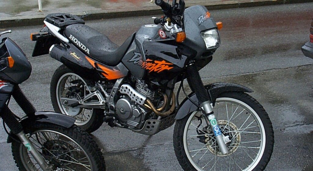 Honda DOMINATOR 650 1993 preta de lado.