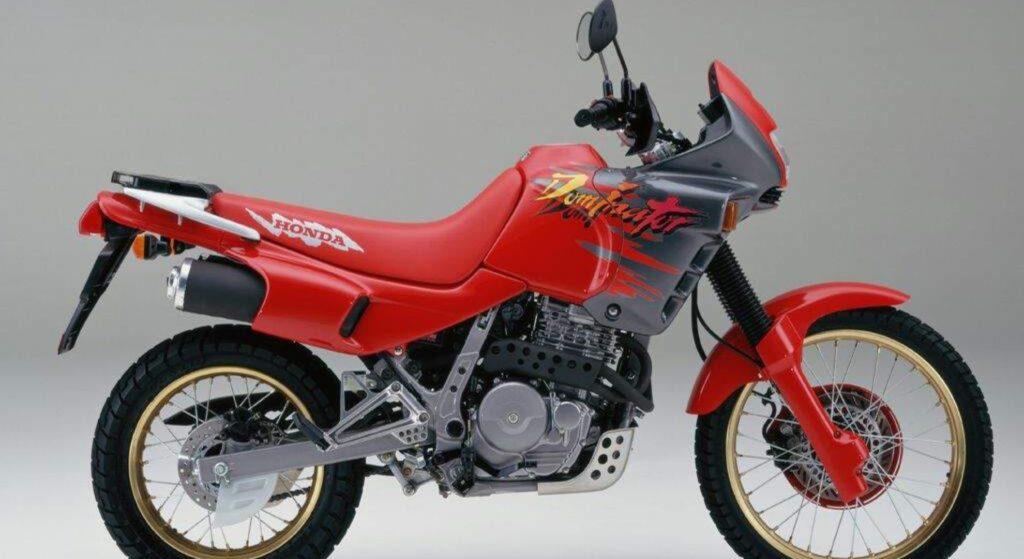 Honda DOMINATOR 650 1994 vermelha de lado.