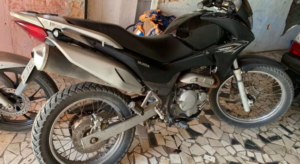 Honda FALCON 2013 preta parado de costas.
