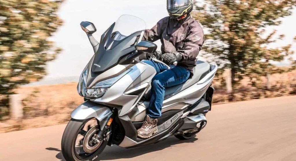 Honda Forza 350 2022 prata parado na diagonal.