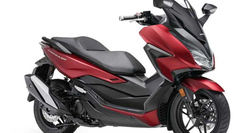 Honda Forza 350 Zero Km vermelho parado na diagonal.