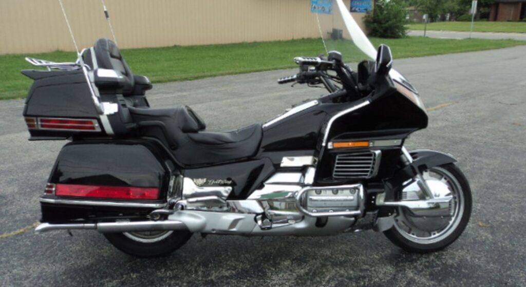 Honda Gold Wing 1993 preto de lado.