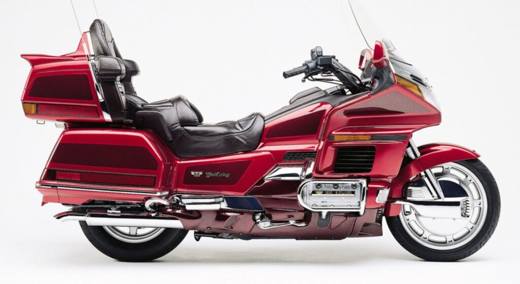 Honda Gold Wing 1996 vermelho de lado.