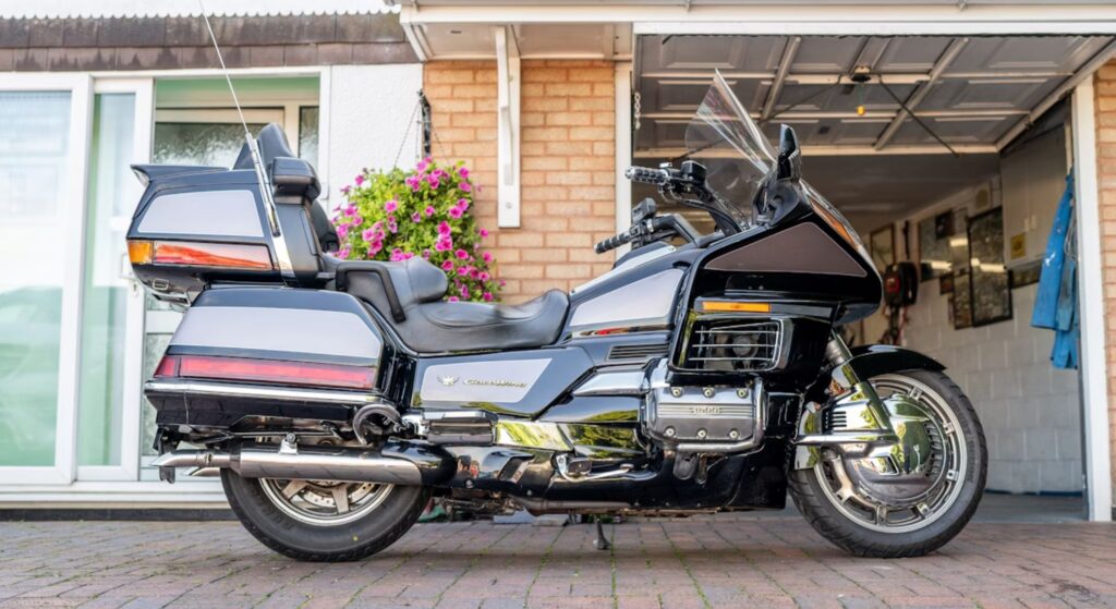Honda Gold Wing 1997 parata parado de lado.