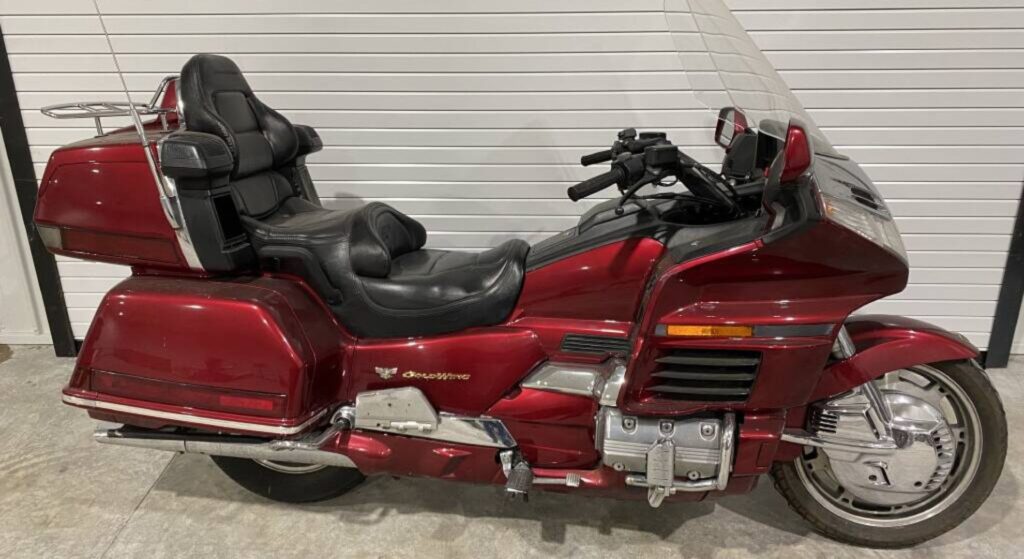 Honda Gold Wing 1998 vermelha parado de lado.