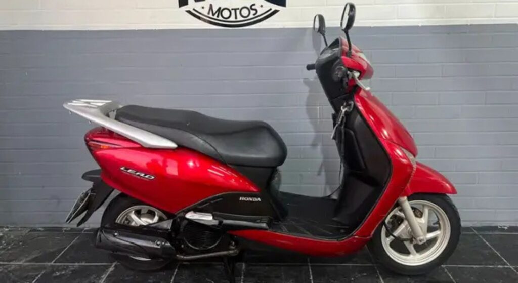 Honda Lead 2010 vermelha de lado.