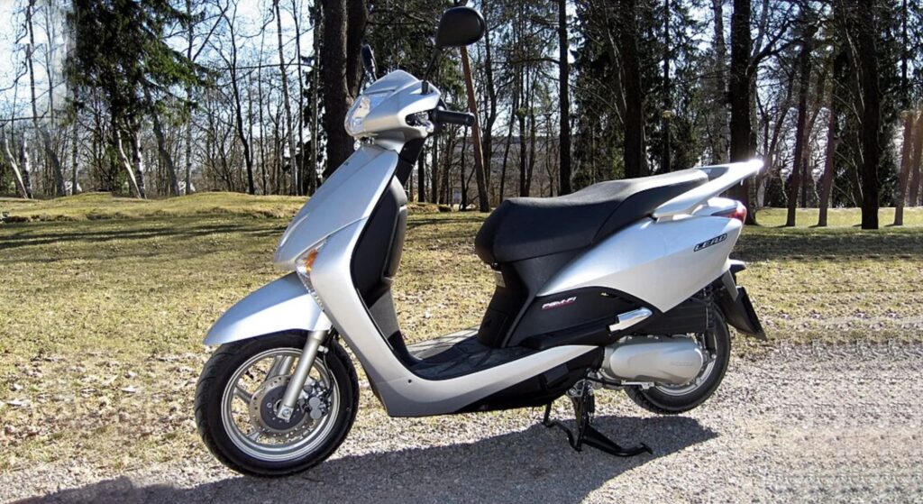 Honda Lead 2016 prata de lado.