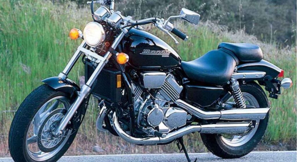Honda Magna 750 1994 preta na diagonal.