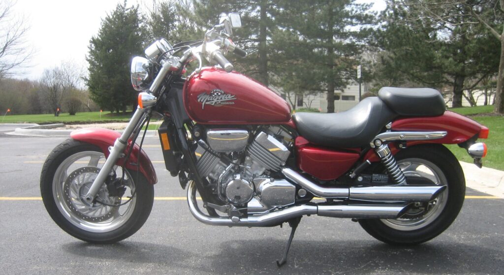 Honda Magna 750 1995 vermelha de lado.