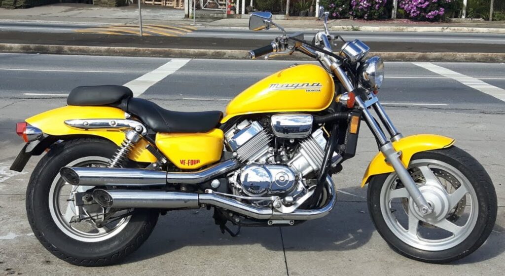 Honda Magna 750 1998 amarela de lado.