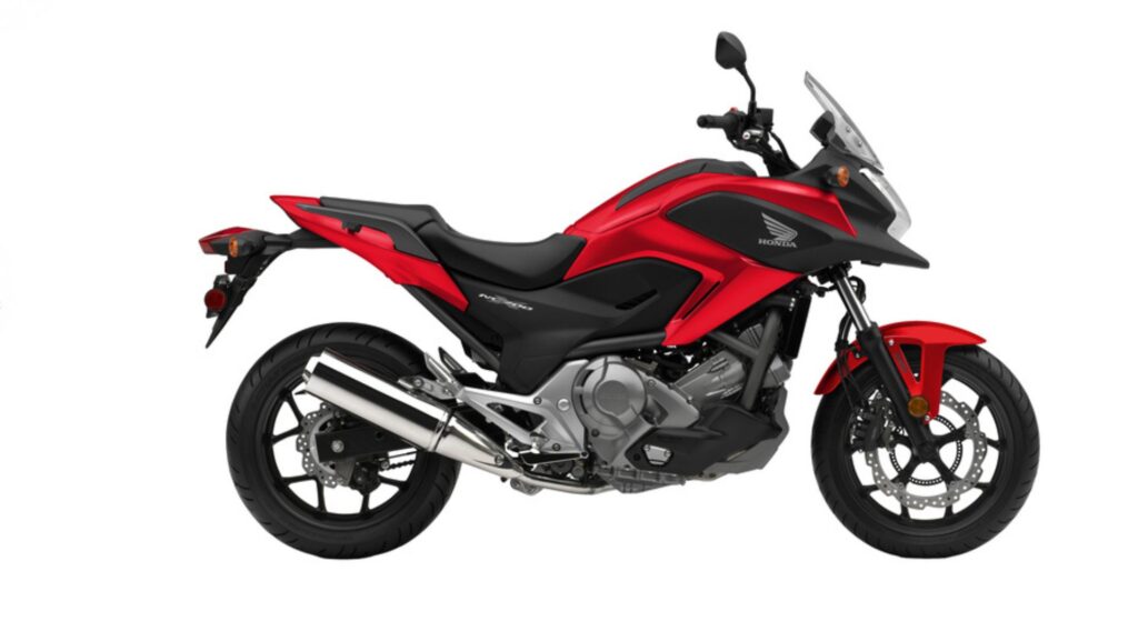 Honda NC 700 X 2015 vermelha de lado.