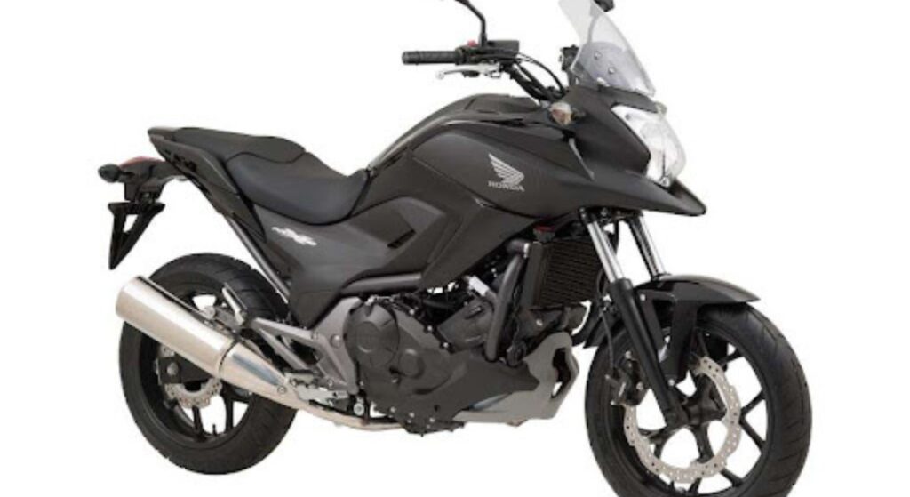 Honda NC 750 X 2015 preta parada na diagonal.