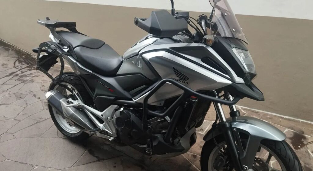 Honda NC 750 X 2017 prata na diagonal.
