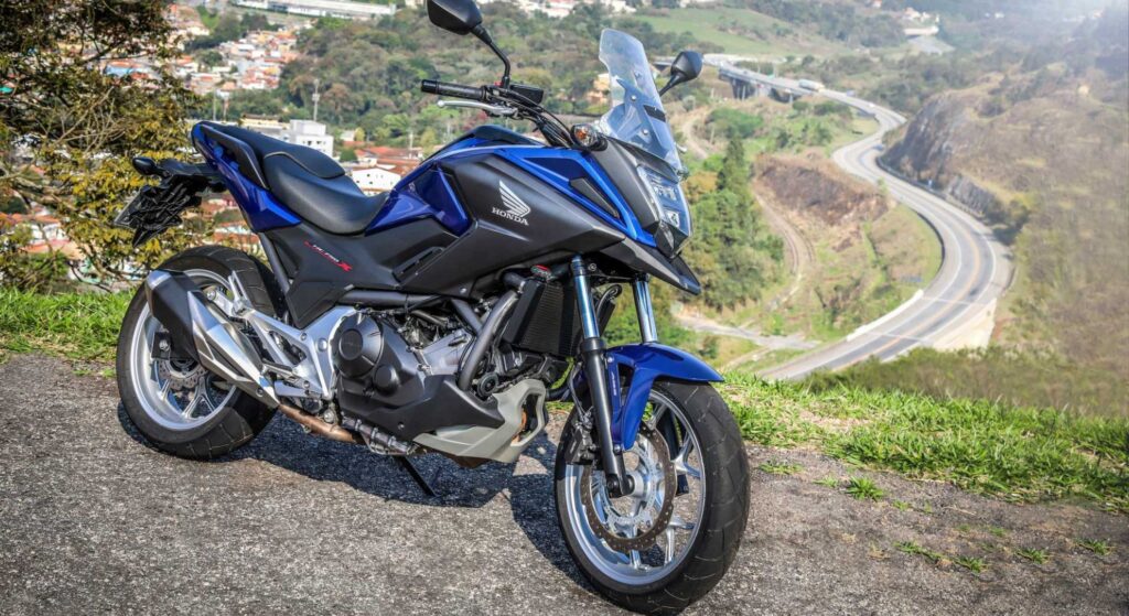 Honda NC 750 X 2020 azul parado na diagonal.