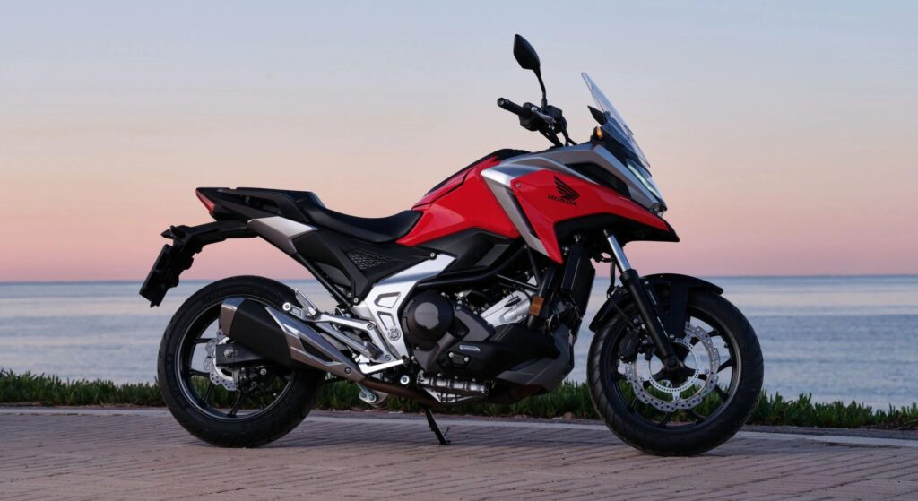 Honda NC 750 X 2022 vermelha de lado.