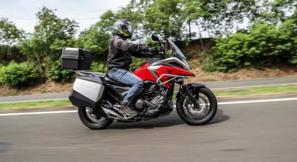 Honda NC 750 X 2023 vermelha e cinza de lado.