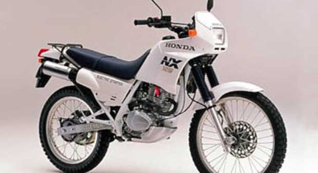 Honda NX 150 1993 branco parado na diagonal.