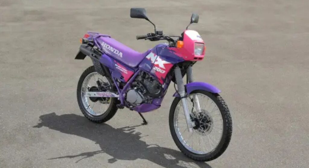 Honda NX 200 1994 roxa parado na diagonal.