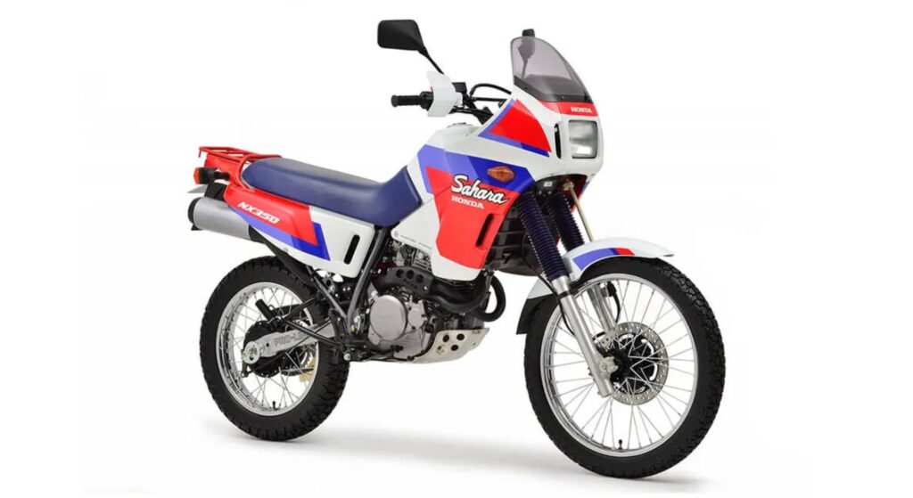 Honda NX 350 Sahara 1990 parado de lado.