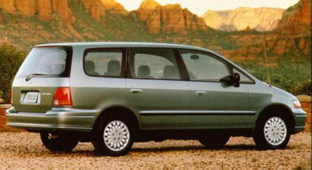 Honda Odyssey 1996 cinza parado de costas.