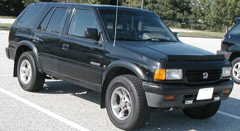 Honda Passport 1994 preto parado na diagonal.